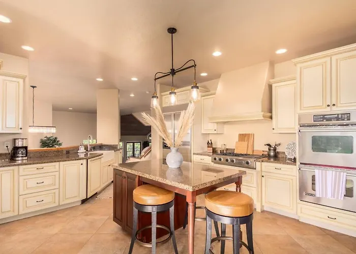 Holiday home Alpine Estate 5 Showers 3 Fireplace Hot Tub Mtn View Flagstaff