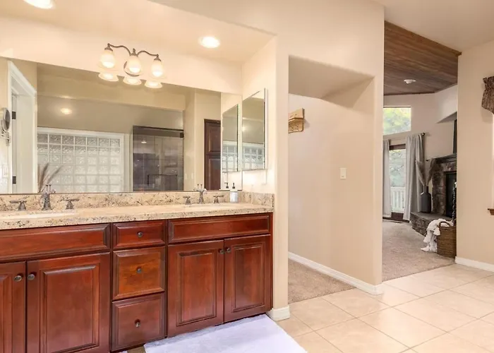 Holiday home Alpine Estate 5 Showers 3 Fireplace Hot Tub Mtn View *